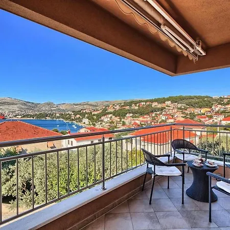 Apartament Three Bedroom With Sea View And Pool Aside