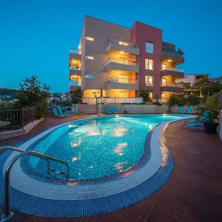 Three Bedroom With Sea View And Pool Aside Apartament *